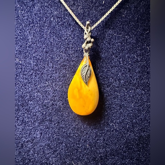 Vintage butterscotch amber pendant and chain necklace - Picture 4 of 7